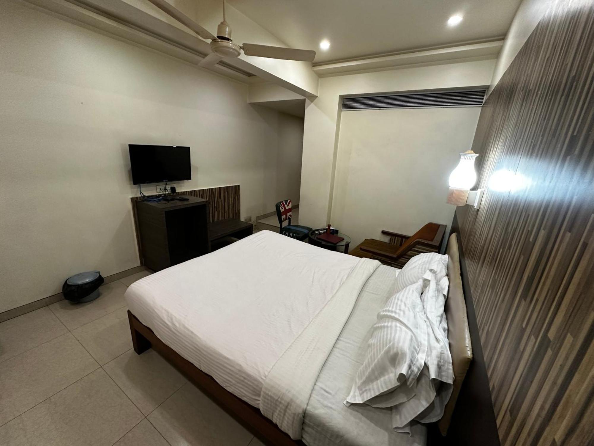 The Saffron Suites Sasupāda Exterior foto